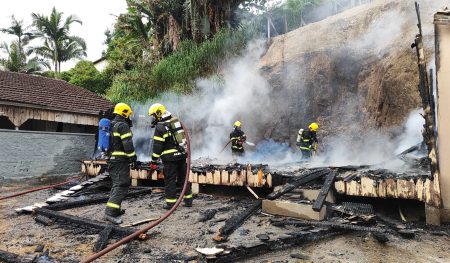 Residência de madeira fica destruída após pegar fogo em Gaspar