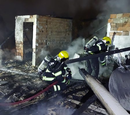 Incêndio em Blumenau deixa residência de madeira destruída 