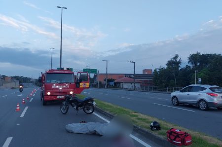 Motociclista morre após queda rua de Blumenau