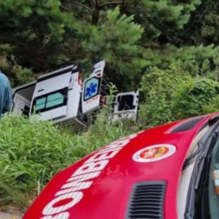 Ambulância capota em ribanceira após condutor perder o controle do veículo e 5 pessoas ficam feridas em Rio Negrinho 