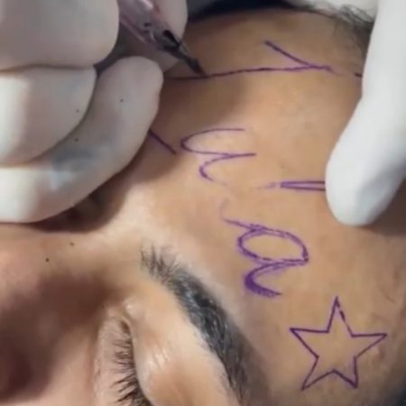 Jovem viraliza nas redes após tatuar Lula na testa