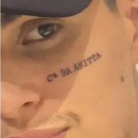 Tiktoker causa polêmica ao tatuar c* da Anitta no próprio rosto