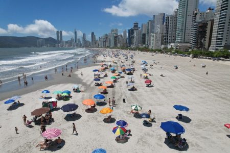 Com toda a Praia Central imprópria para banho, Balneário Camboriú alcança 90% de ocupação hoteleira