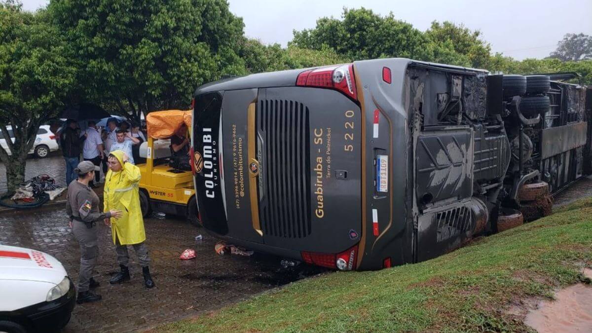 Ônibus com 43 passageiros de SC tomba no RS durante viagem de retorno de parque aquático