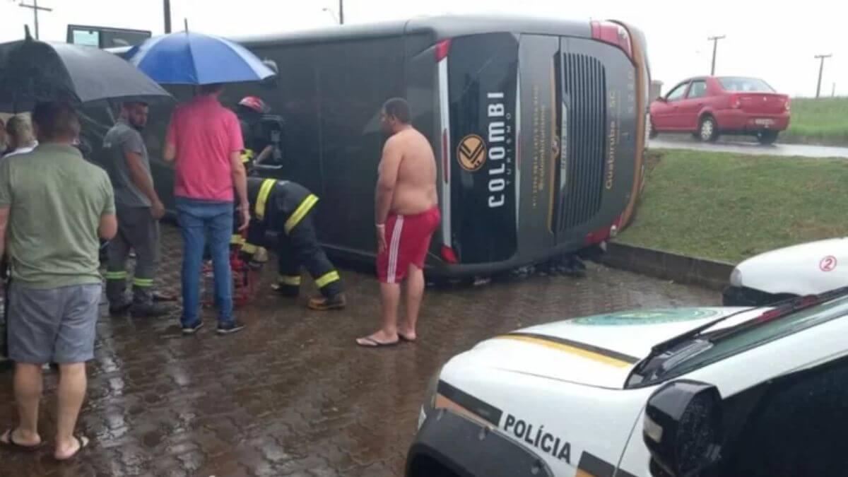 Ônibus com 43 passageiros de SC tomba no RS durante viagem de retorno de parque aquático
