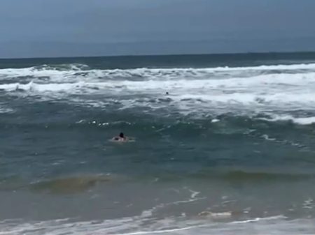 Jovem arrastado por corrente de retorno em praia de SC é resgatado por 2 guarda-vidas civis de lazer