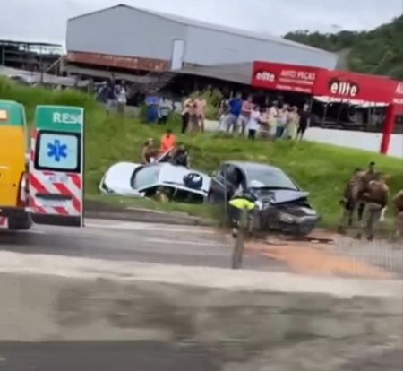 Ladrão sofre acidente após roubar veículo e fugir da polícia em Itapema 