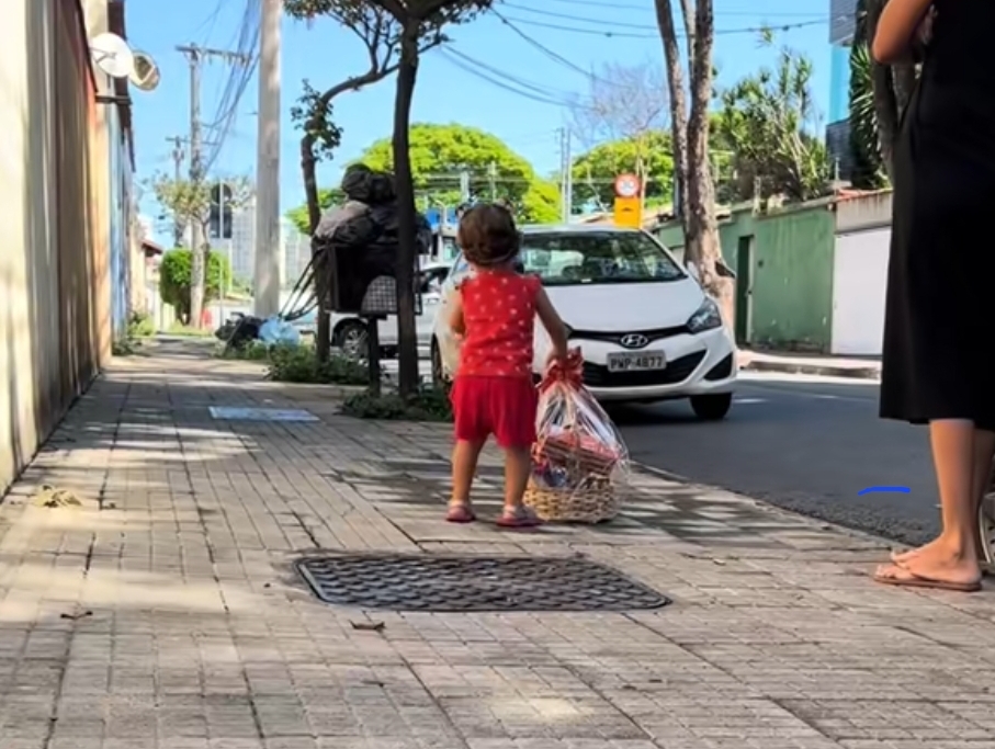 Espírito natalino: criança viraliza nas redes sociais após presentear coletores de lixo