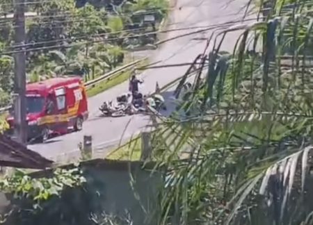 Colisão entre duas motos deixa 2 homens e uma adolescente feridos em Benedito Novo