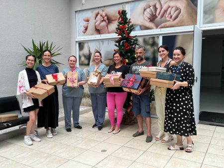 Alunos do UNISENAI Blumenau doam trajes especiais de Natal para bebês no Hospital Santo Antônio