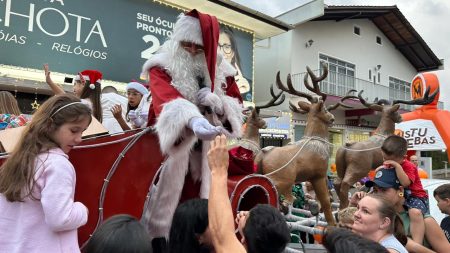 Papai Noel distribui mais de 270 brinquedos em ação especial da Óptica Machota em Indaial