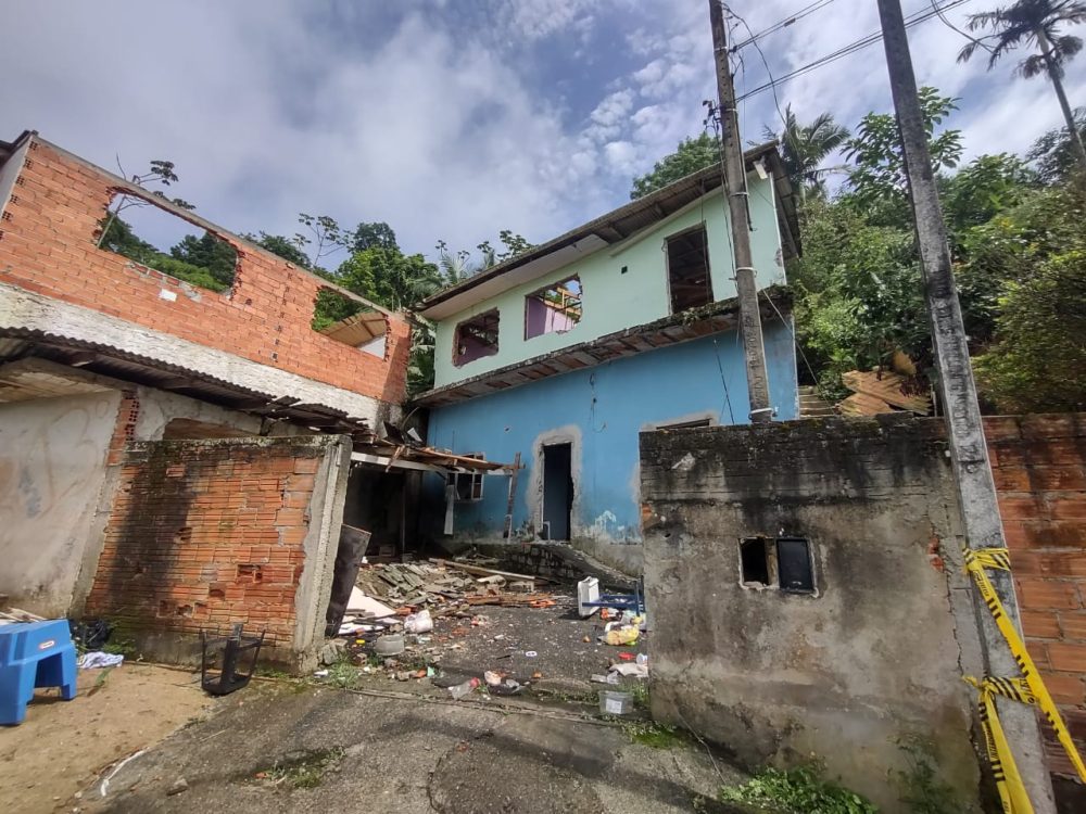 Residências com risco de desabamento em Blumenau são demolidas pela Defesa Civil 