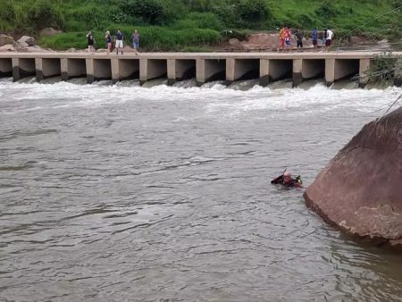 Menina de 4 desaparece após escorregar de pedra e cair em rio de SC