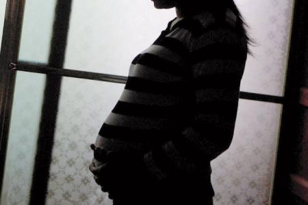 Menina de 13 anos vítima de estupro em SC poderá realizar aborto legal após decisão do STJ