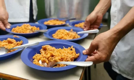 Cozinheira escolar recebe indenização de R$15 mil após ser forçada a se demitir por levar restos de comida para casa 
