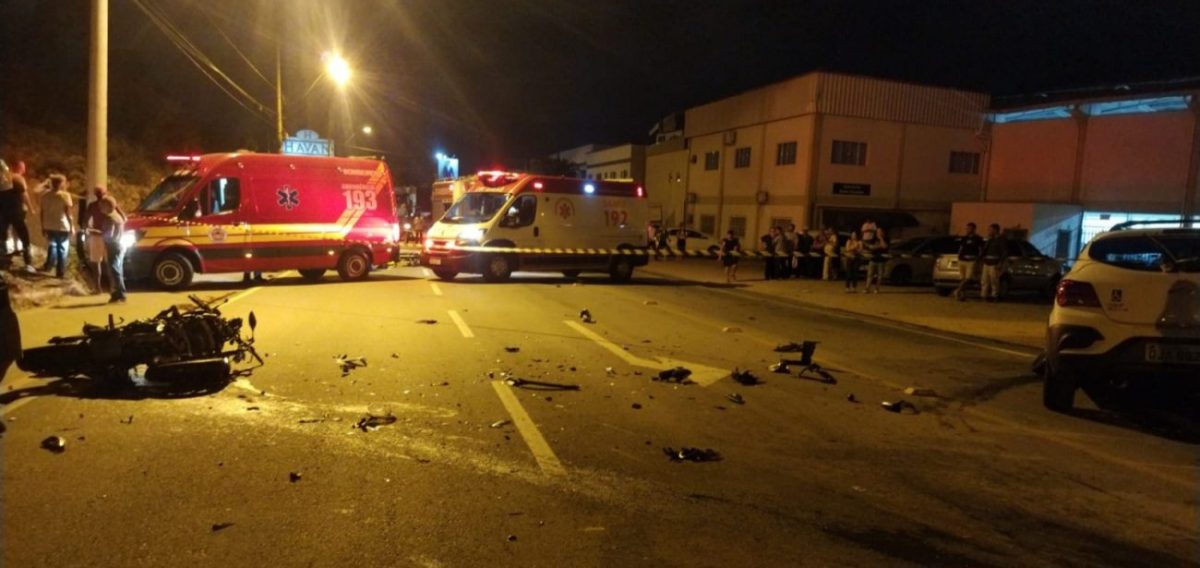 Motociclista de 28 anos morre após colidir violentamente contra carro em Brusque 
