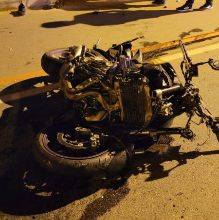 Motociclista de 28 anos morre após colidir violentamente contra carro em Brusque 