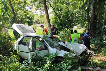 Veículo capota, vai parar no meio do mato e motorista de 41 anos é hospitalizado em Blumenau