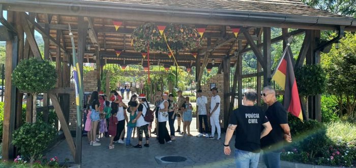 Natal dos Sonhos: Ação das polícias civil e militar leva alegria para 19 crianças da Casa de Acolhimento, em Pomerode