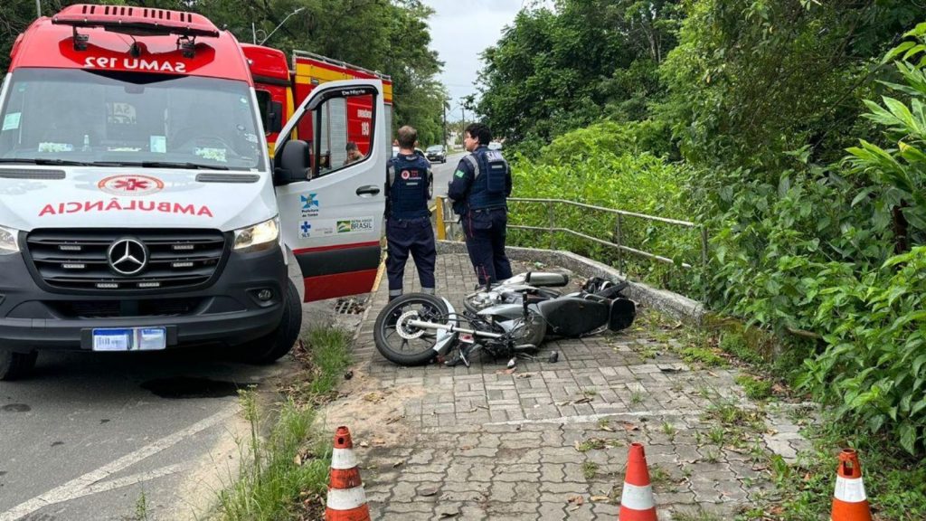 Colisão fatal: Motociclista morre ao colidir em meio-fio de ponte em Timbó