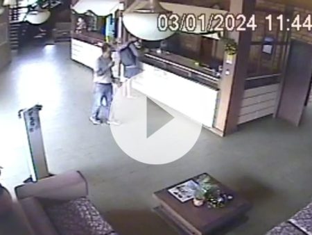 Câmera de segurança flagra homem devolvendo cobertor a hotel em SC após 30 anos