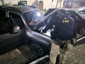 Mulher é detida na BR-101 em posse de veículo roubado de São Paulo em Barra Velha