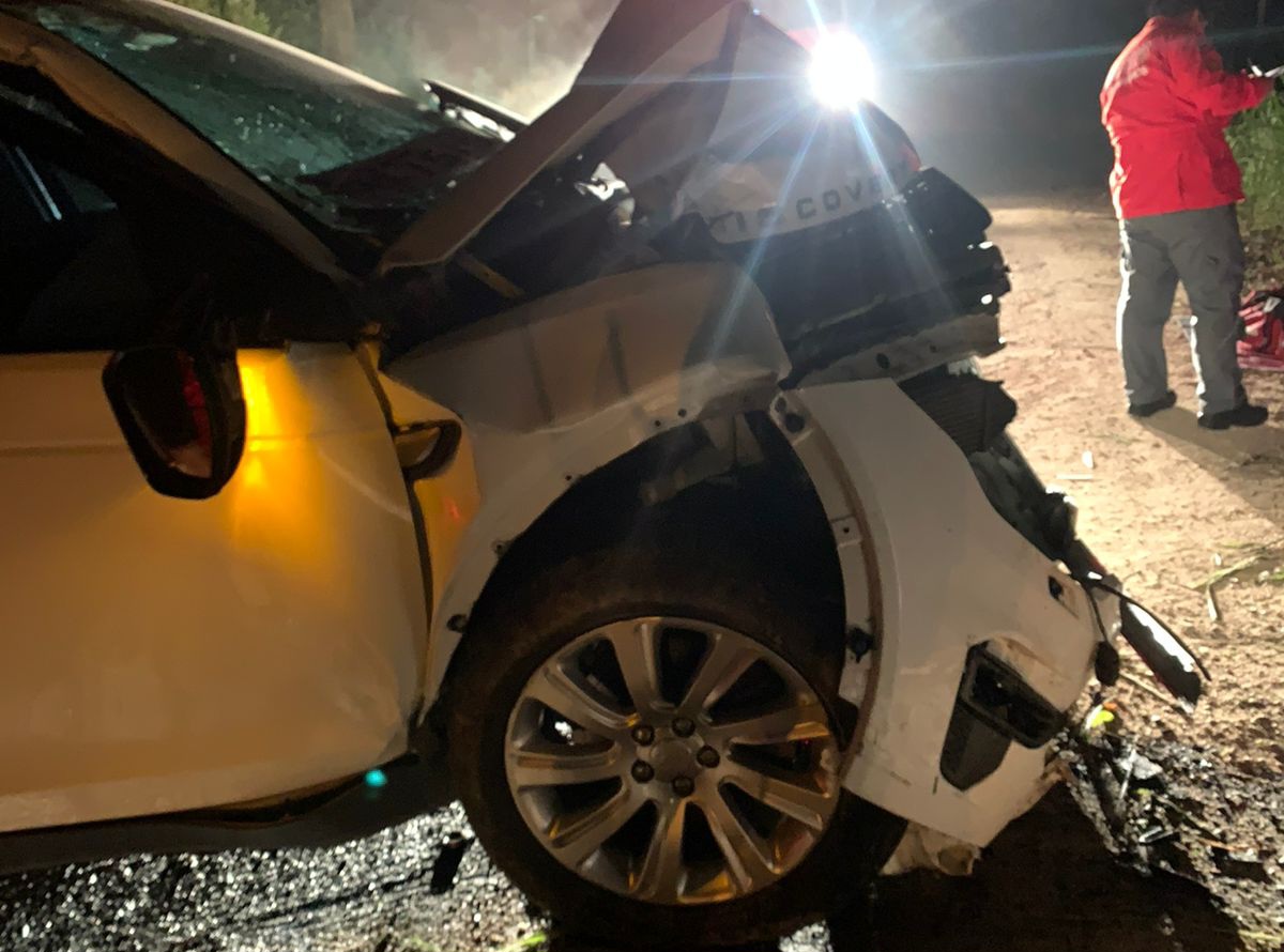 Condutora de Land Rover colide contra árvore após perder o controle do veículo em Ihota 