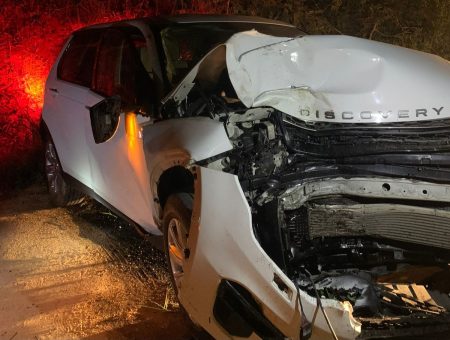 Condutora de Land Rover colide contra árvore após perder o controle do veículo em Ihota 