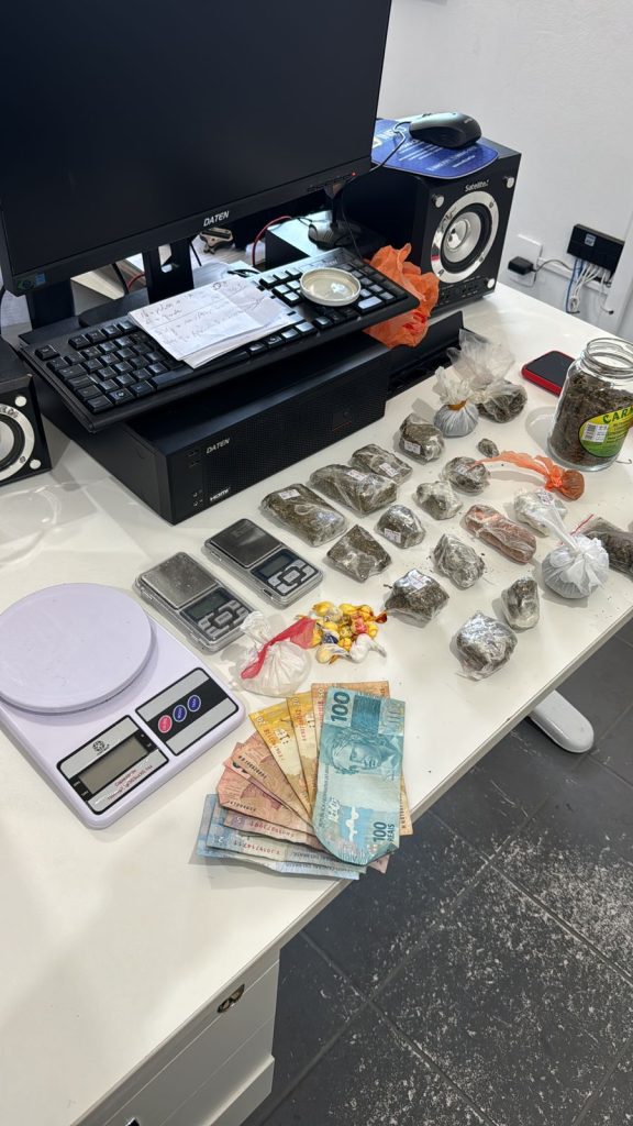 Tráfico de drogas: suspeito é preso em quitinete com mais de 1 kg de drogas em Timbó