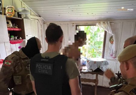 Operação em Blumenau: 3 homens são presos por furto de arma de fogo de policial civil