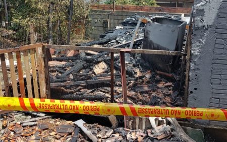 Residência em Blumenau fica destruída após pegar fogo 