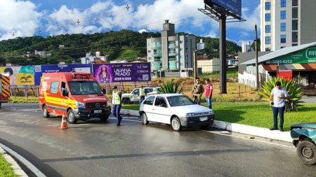 Colisão entre 2 carros deixa criança ferida durante a tarde em Gaspar 