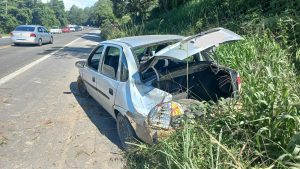 Duas pessoas são jogadas para fora de veículo durante capotamento na BR-470, em Trombudo Central 