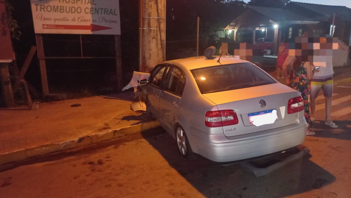 Colisão de carro contra poste deixa duas vítimas em Trombudo Central 