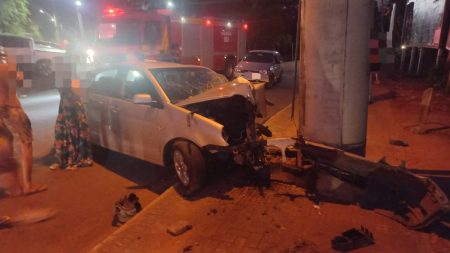 Colisão de carro contra poste deixa duas vítimas em Trombudo Central 