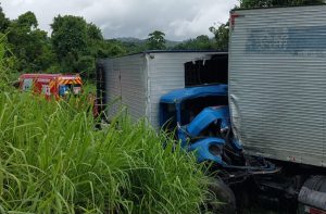 Colisão frontal entre carreta e caminhão em Blumenau deixa 2 feridos 