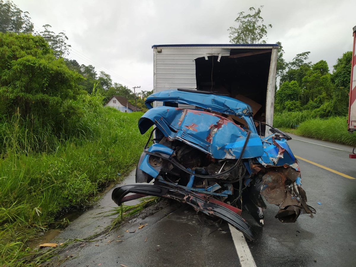 Colisão frontal entre carreta e caminhão em Blumenau deixa 2 feridos 