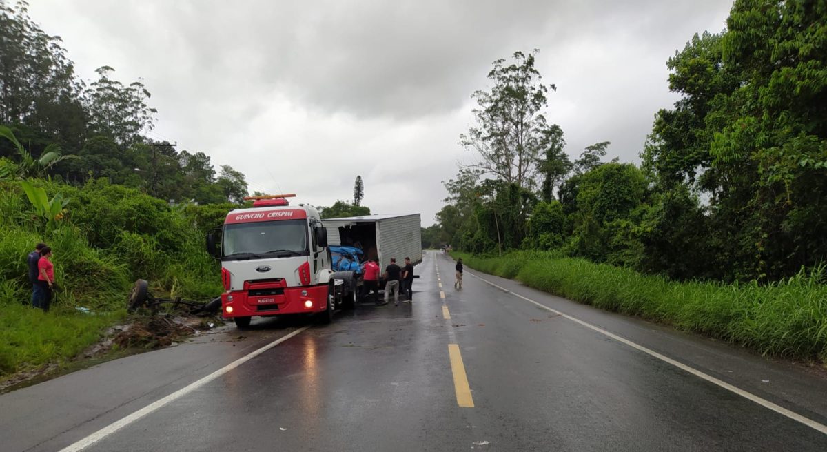 Colisão frontal entre carreta e caminhão em Blumenau deixa 2 feridos 