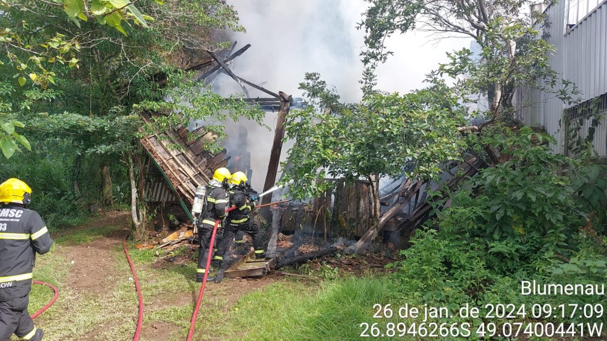 Incêndio destrói residência na manhã desta sexta-feira em Blumenau 