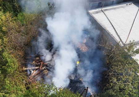 Incêndio destrói residência na manhã desta sexta-feira em Blumenau