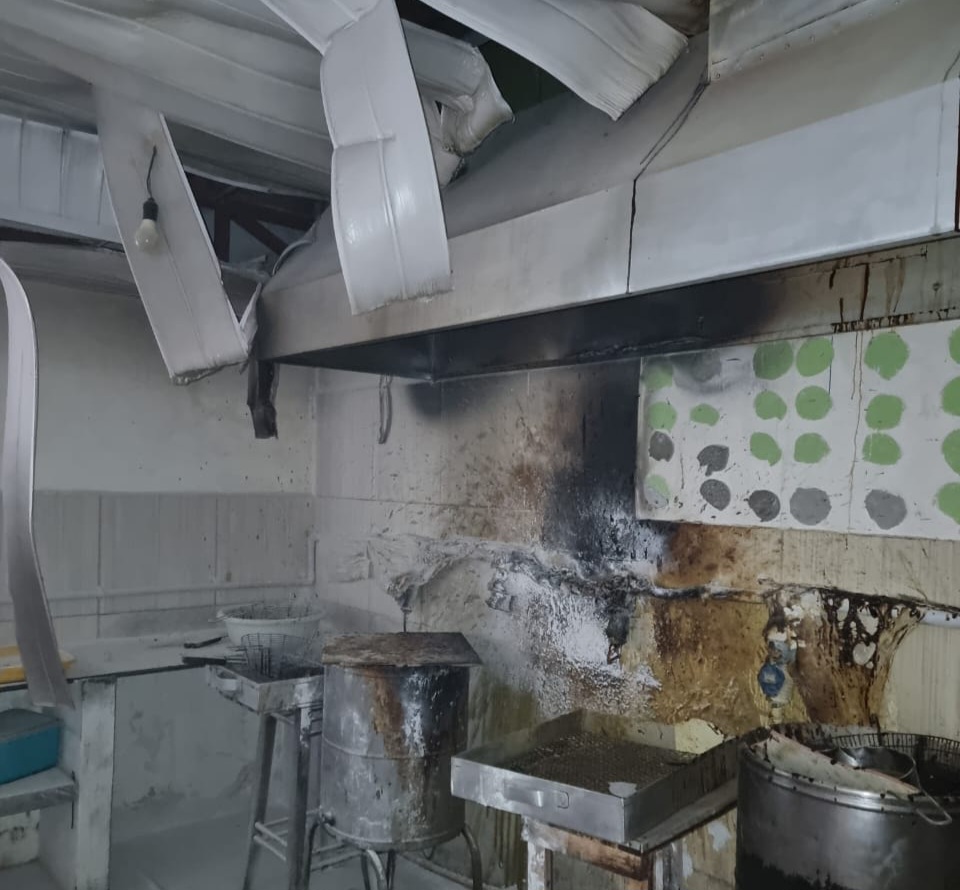 Fábrica de salgados sofre prejuízos após fritadeira pegar fogo em Timbó 