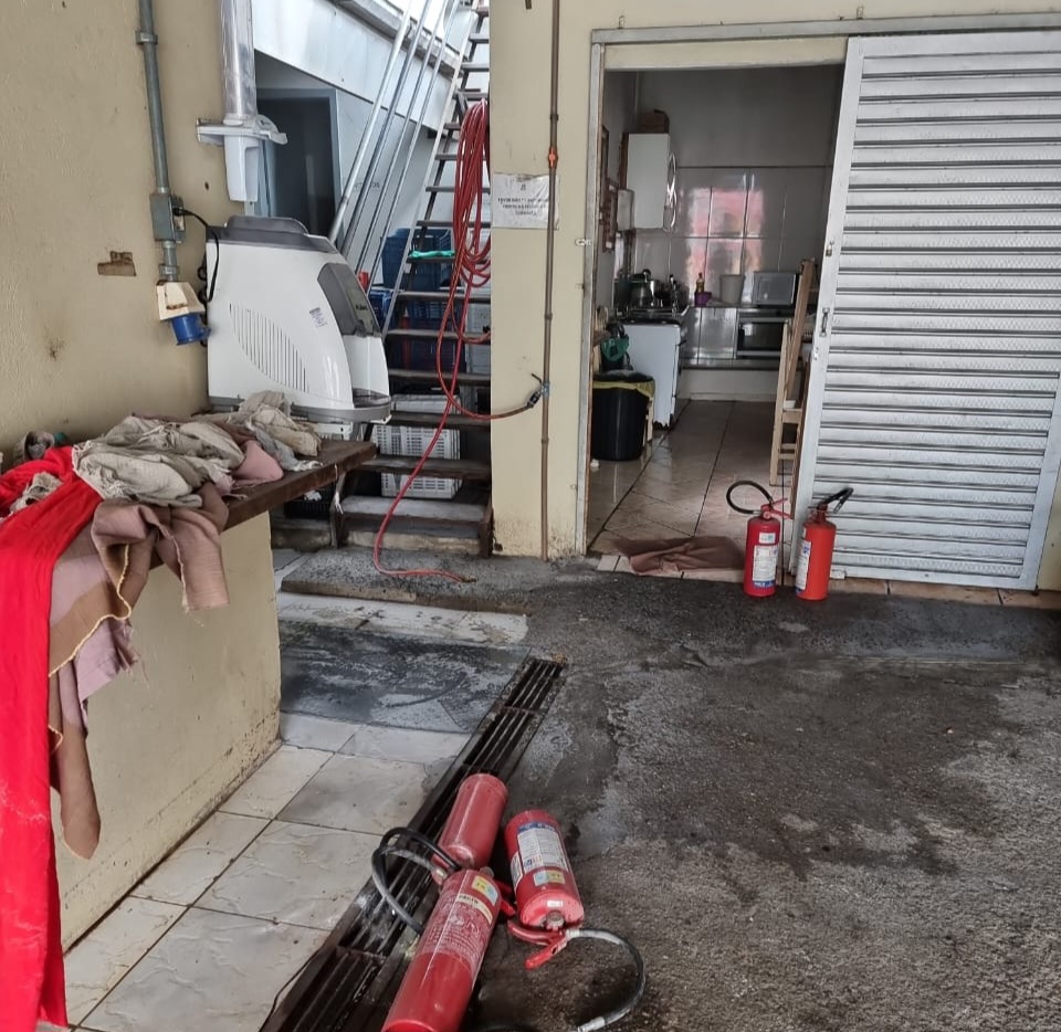 Fábrica de salgados sofre prejuízo após fritadeira pegar fogo em Timbó 