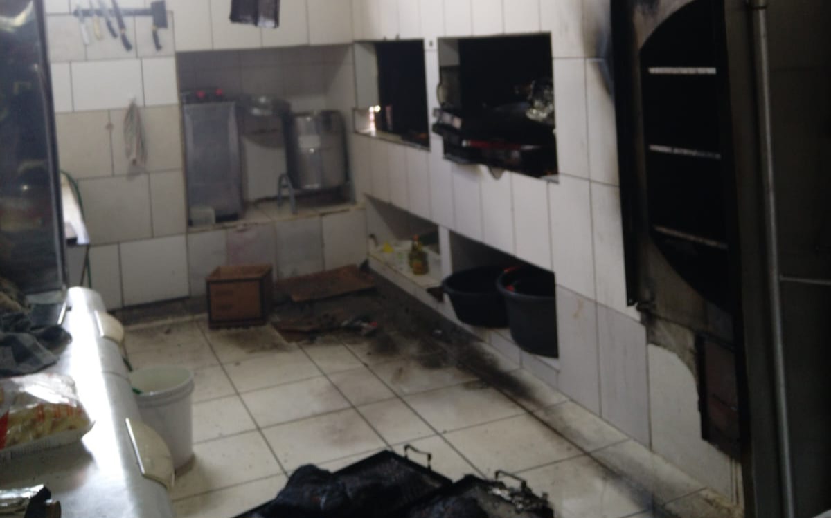 Incêndio em restaurante mobiliza equipe de bombeiros em Timbó