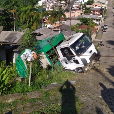 Caminhão de coleta de resíduos invade terreno e assusta moradores em Blumenau