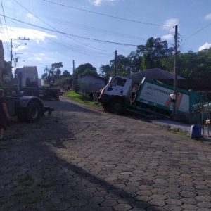 Caminhão de coleta de resíduos invade terreno e assusta moradores em Blumenau