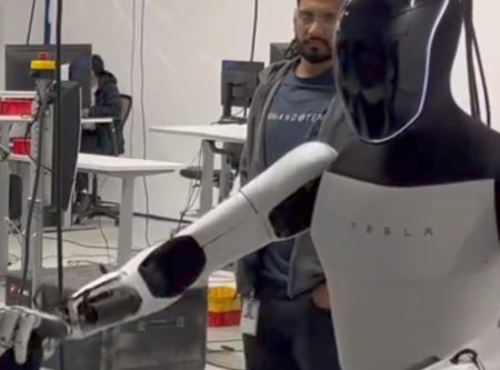 Elon Musk divulga vídeo em que robô humanoide da Tesla dobra roupa