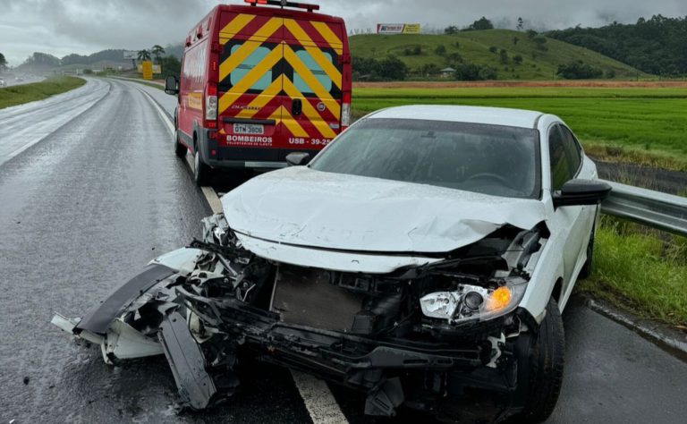 Veículo sai de pista e colide contra barreira lateral em Ilhota