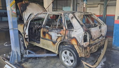 Fogo se alastra em oficina após incidente de automóvel em Rio do Sul