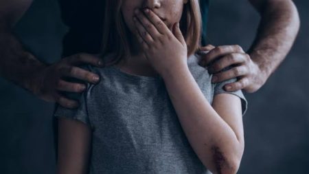 Pedófilo que abusava da filha adotiva de 7 anos é preso em Gaspar 