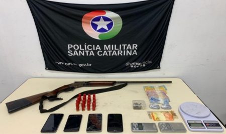 Polícia Militar prende 2 por tráfico de drogas e posse ilegal de arma de fogo em Blumenau 